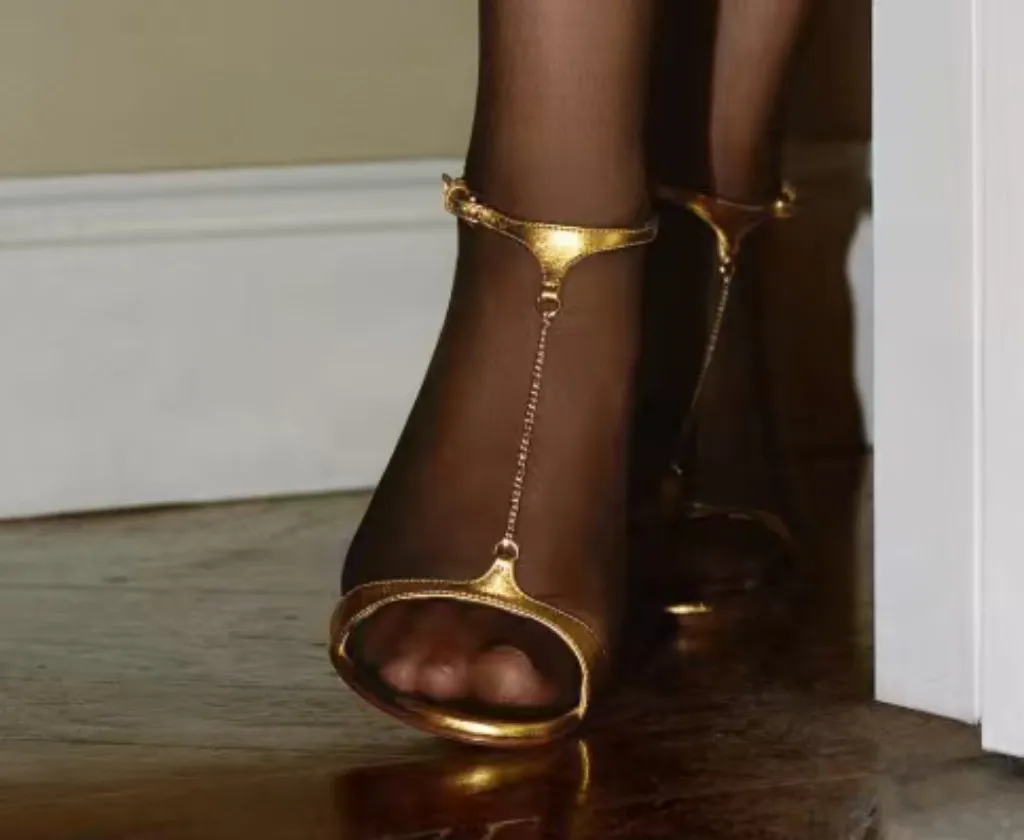 T-Strap Round Toe Metal Chain Summer Women Sandals Stiletto High Heels Buckle Strap Design Large Size Fashion Lady Shallow Shoes
T-Strap Round Toe Metal Chain Summer Women Sandals Stiletto High Heels Buckle Strap Design Large Size Fashion Lady Shallow Shoes