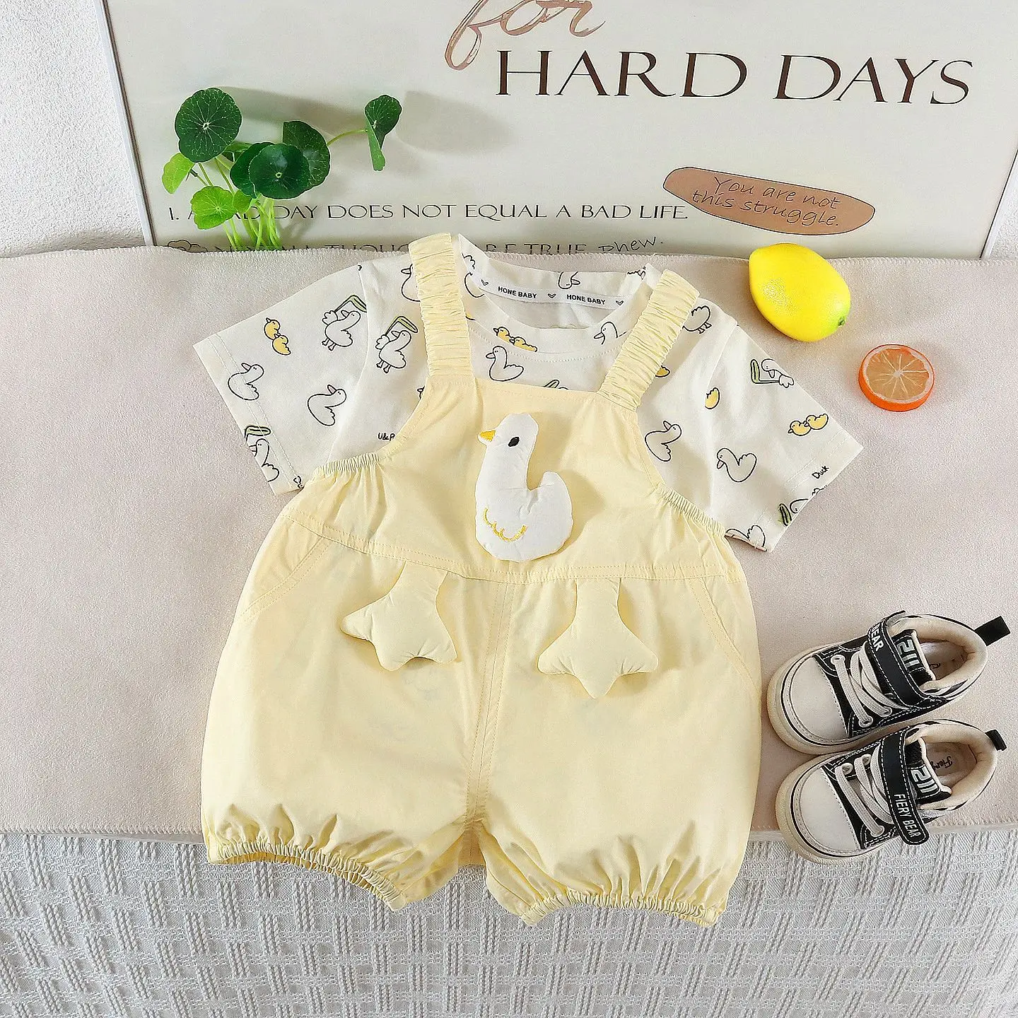 Летний костюм для девочек, детская одежда 2026: модный комплект для малышек с принтом лебедя, футболка с коротким рукавом и комбинезон, две части
Летний костюм для девочек, детская одежда 2026: модный комплект для малышек с принтом лебедя, футболка с коротким рукавом и комбинезон, две части