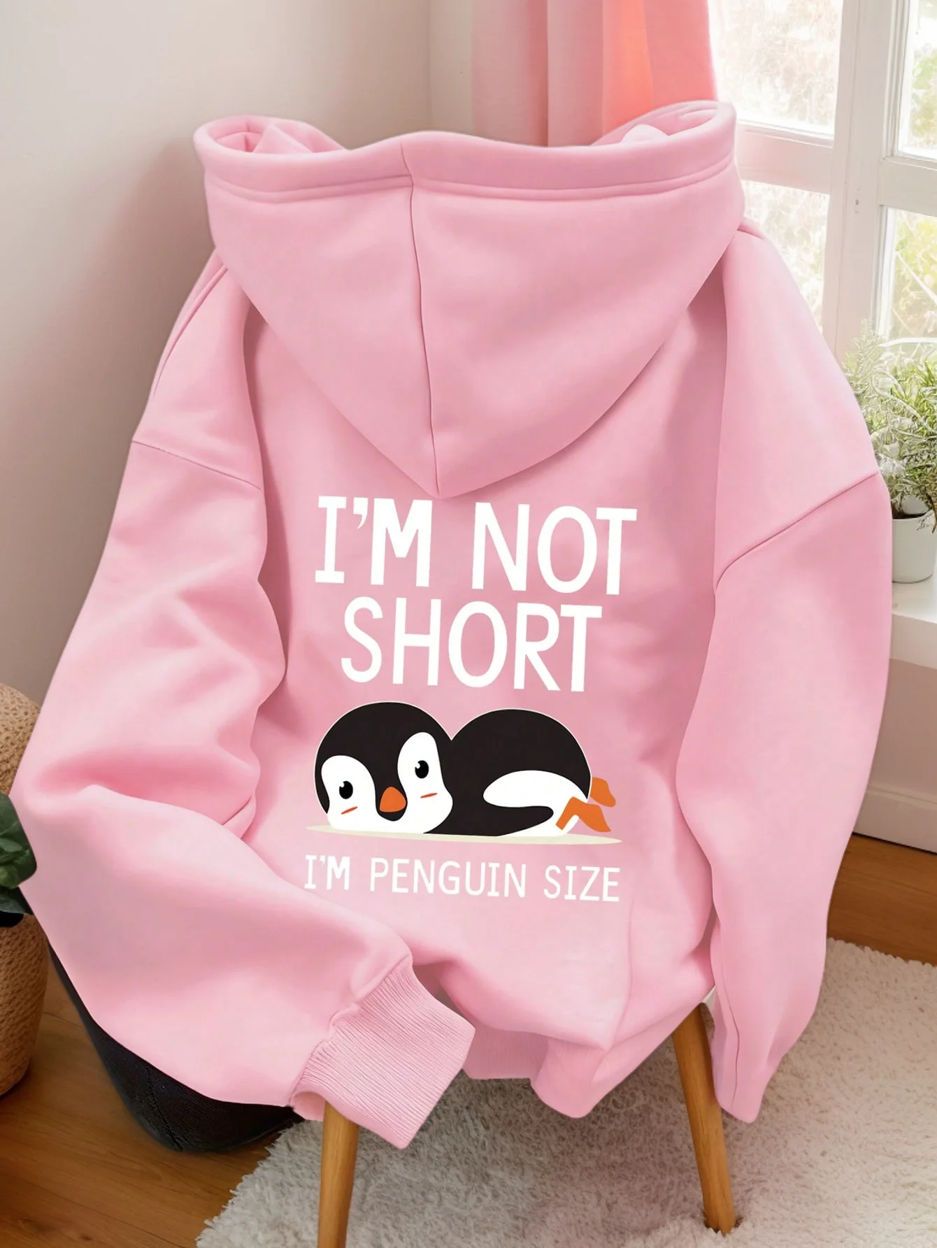 Розовое худи оверсайз с милым принтом пингвина, мягкое и удобное для повседневной носки осенью и зимой.
Розовое худи оверсайз с милым принтом пингвина, мягкое и удобное для повседневной носки осенью и зимой.