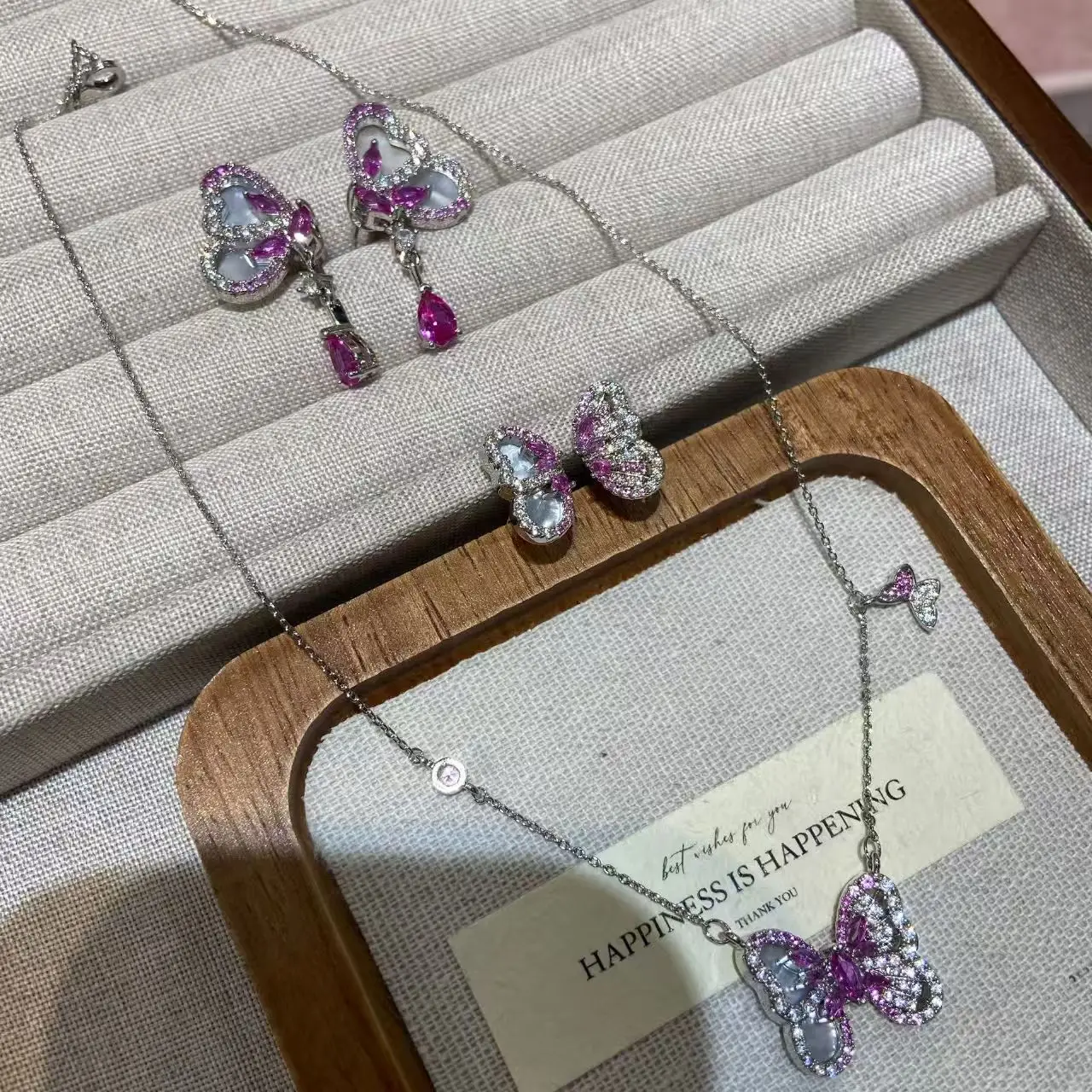 New Pink Gradient White Shell Corundum Butterfly Pendant Fine Necklace Earring Ring Three-Piece Suit S925 Silver Jewelry Set
New Pink Gradient White Shell Corundum Butterfly Pendant Fine Necklace Earring Ring Three-Piece Suit S925 Silver Jewelry Set