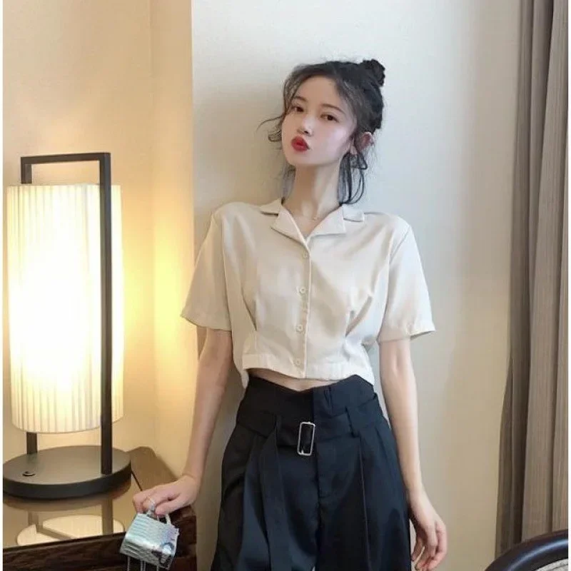 Корейская универсальная рубашка с маленьким воротником, короткими рукавами и плиссировкой, летняя свободная рубашка с высокой талией, короткий топ для женщин.
Корейская универсальная рубашка с маленьким воротником, короткими рукавами и плиссировкой, летняя свободная рубашка с высокой талией, короткий топ для женщин.