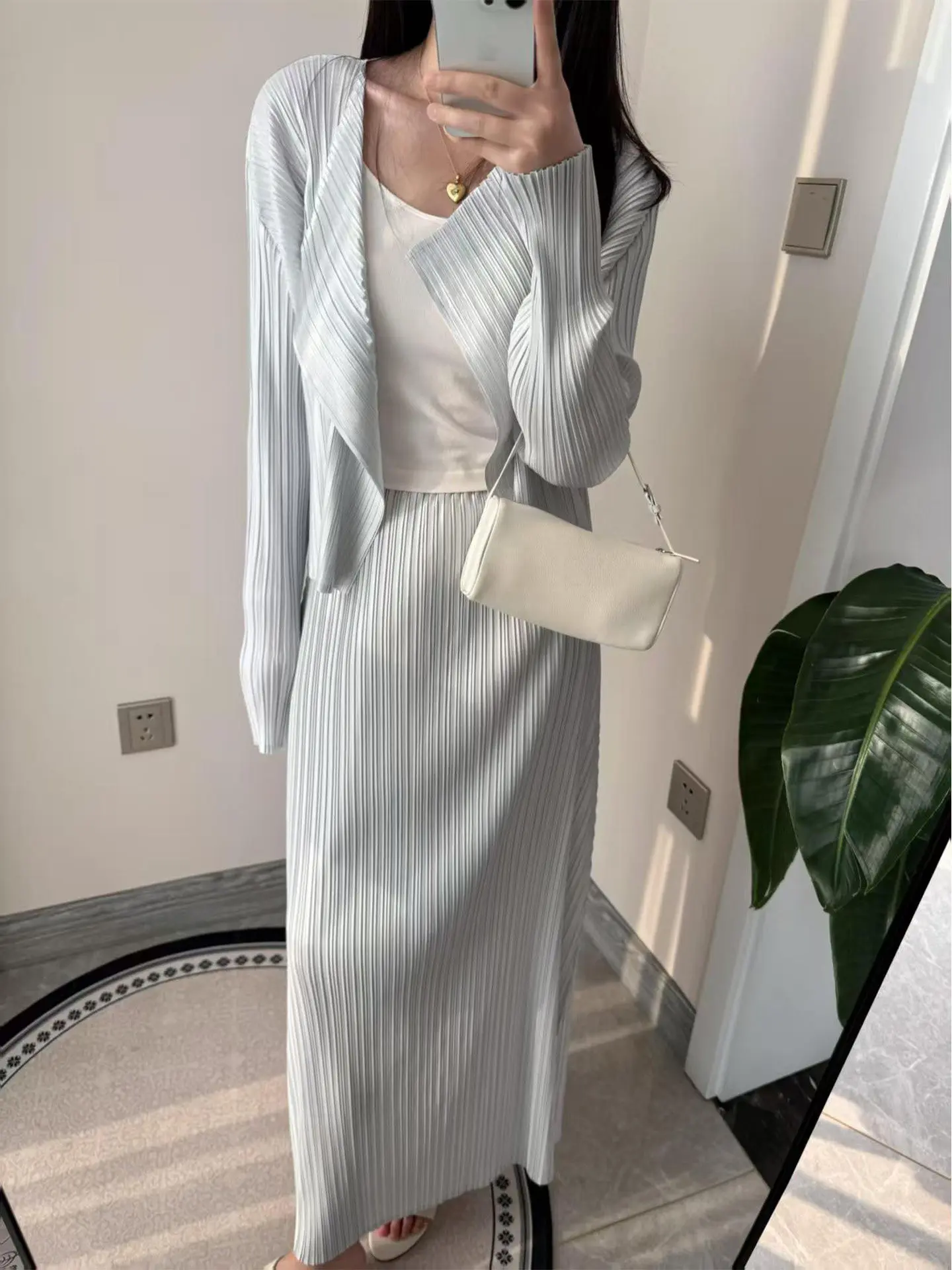 Elegant Women's Fashion Set Soft Open Cardigan Skirt Slimming Pleated High-End Feelings Versatile Autumn Spring Wear
Elegant Women's Fashion Set Soft Open Cardigan Skirt Slimming Pleated High-End Feelings Versatile Autumn Spring Wear