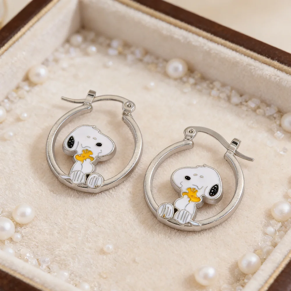 Creative Cute Snoopy Women's Earrings Exquisite Puppy Dog Jewelry Commemorative Holiday Gift for Anime Lovers
Creative Cute Snoopy Women's Earrings Exquisite Puppy Dog Jewelry Commemorative Holiday Gift for Anime Lovers