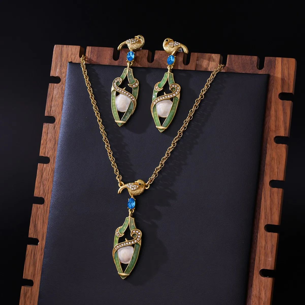 Medieval Bird Shape Necklace Niche Design Exquisite Jewelry Set New Chinese Style Vase Shape Hollow Retro Pendant Earrings Set
Medieval Bird Shape Necklace Niche Design Exquisite Jewelry Set New Chinese Style Vase Shape Hollow Retro Pendant Earrings Set