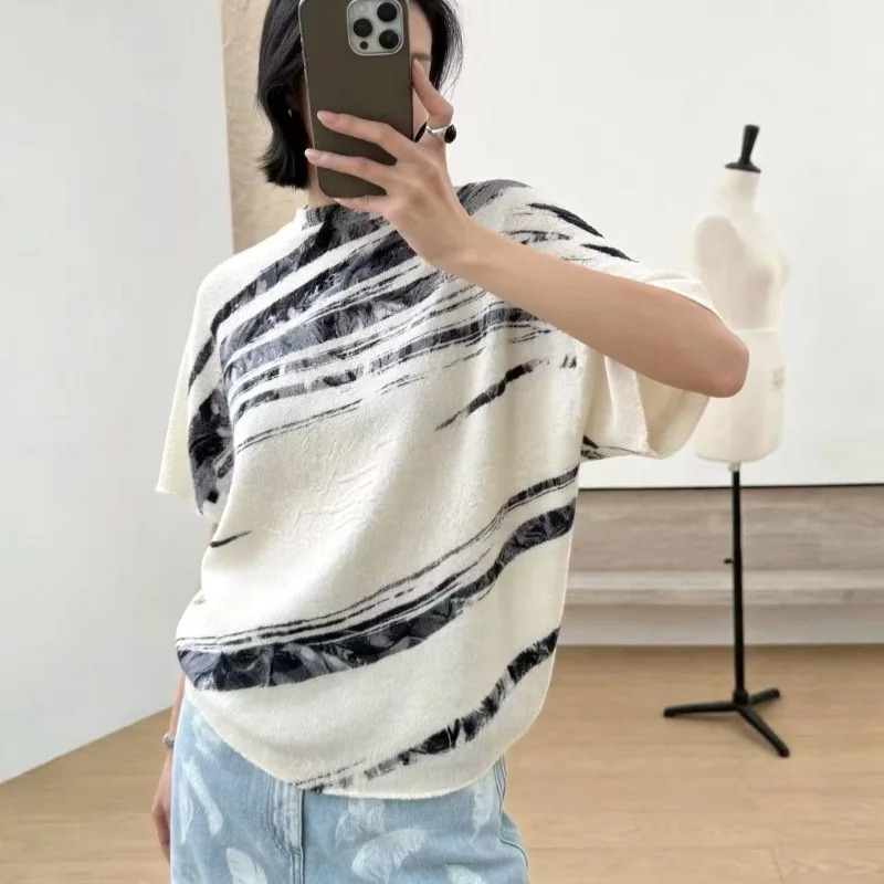 Miyake Pleated T-Shirt Plisse 2026 Summer New Retro Ink Splash Print Loose Slim Fit Versatile Round Neck Zebra Pattern Top Women
Miyake Pleated T-Shirt Plisse 2026 Summer New Retro Ink Splash Print Loose Slim Fit Versatile Round Neck Zebra Pattern Top Women