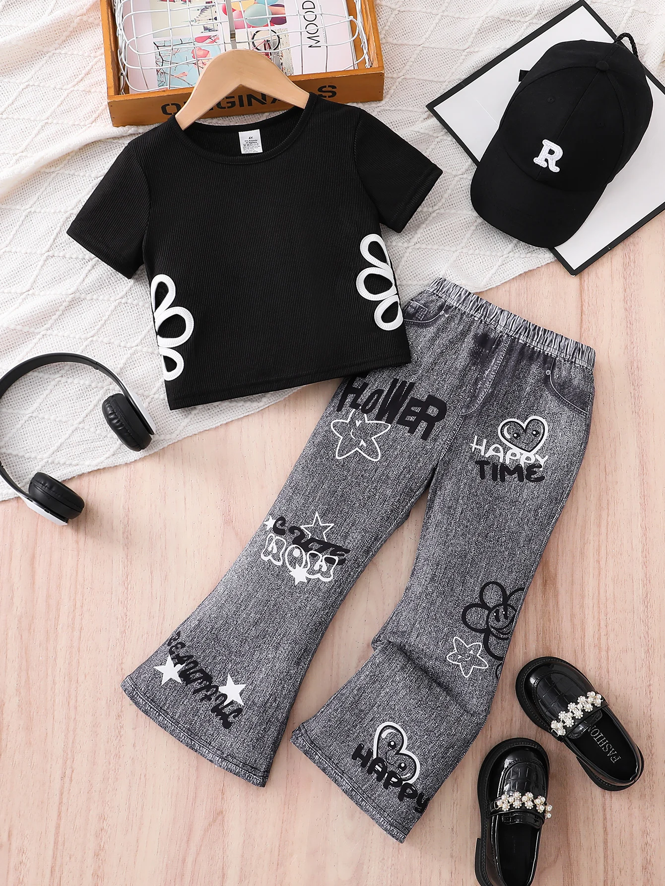 Летний комплект из двух предметов для девочек: однотонная футболка с короткими рукавами + брюки прямого кроя с эластичным поясом и забавным английским принтом, стильная и простая детская одежда, подходящая для повседневных прогулок и вечеринок.
Летний комплект из двух предметов для девочек: однотонная футболка с короткими рукавами + брюки прямого кроя с эластичным поясом и забавным английским принтом, стильная и простая детская одежда, подходящая для повседневных прогулок и вечеринок.