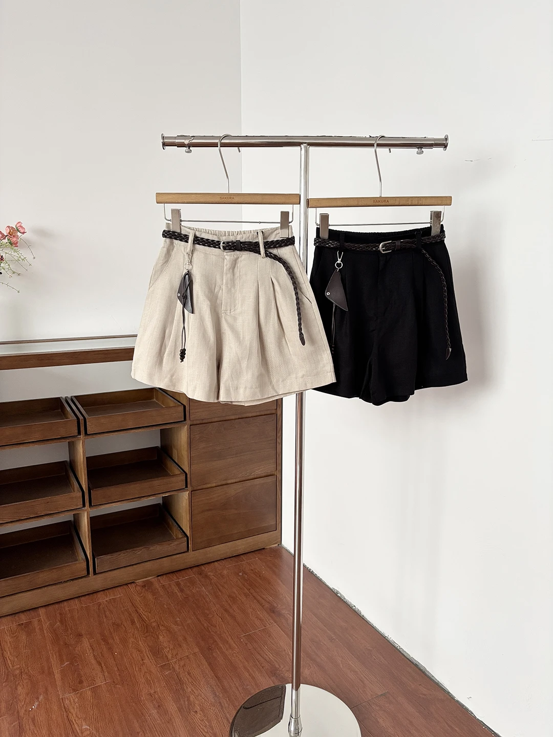 Chic Retro High Waist Casual Loose Women's Shorts Fashionable Versatile Summer New Style Commute Wide Leg Pants Ladies
Chic Retro High Waist Casual Loose Women's Shorts Fashionable Versatile Summer New Style Commute Wide Leg Pants Ladies