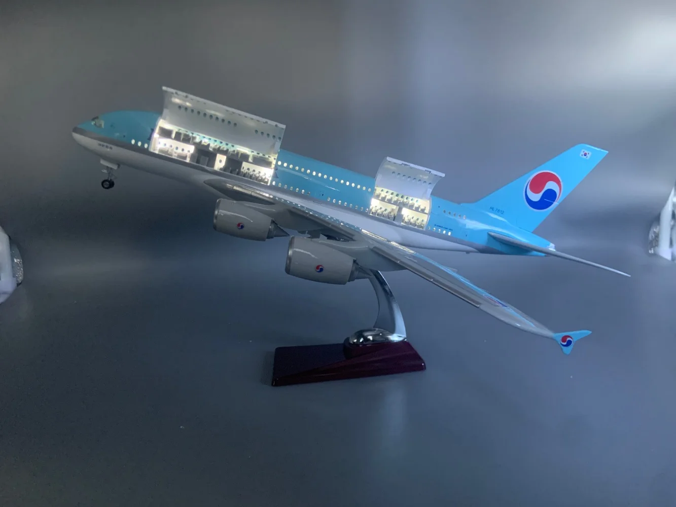 Модель самолета Korean Airways A380, 47 см, из смолы, масштаб 1:160, со светодиодной подсветкой и открывающимися дверями, коллекционный подарок
Модель самолета Korean Airways A380, 47 см, из смолы, масштаб 1:160, со светодиодной подсветкой и открывающимися дверями, коллекционный подарок