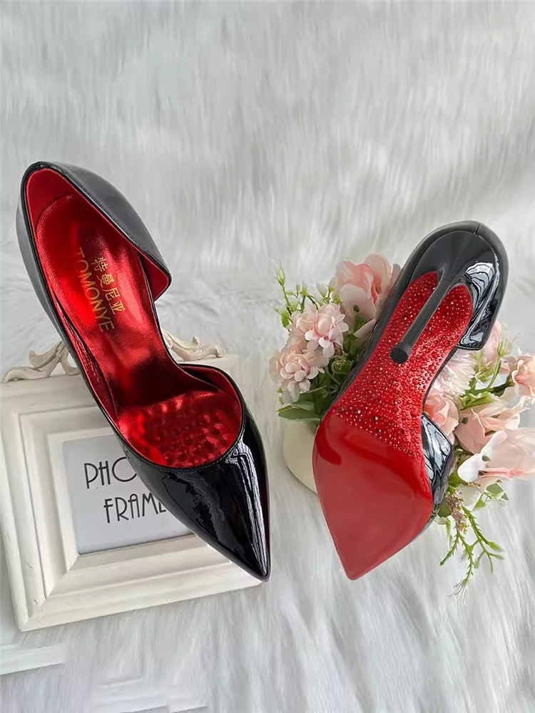 Изысканные женские туфли на высоком каблуке для весны и лета: остроносые, с вырезами по бокам, из лакированной кожи, со стразами, на красной подошве, для банкетов, большие размеры.
Изысканные женские туфли на высоком каблуке для весны и лета: остроносые, с вырезами по бокам, из лакированной кожи, со стразами, на красной подошве, для банкетов, большие размеры.