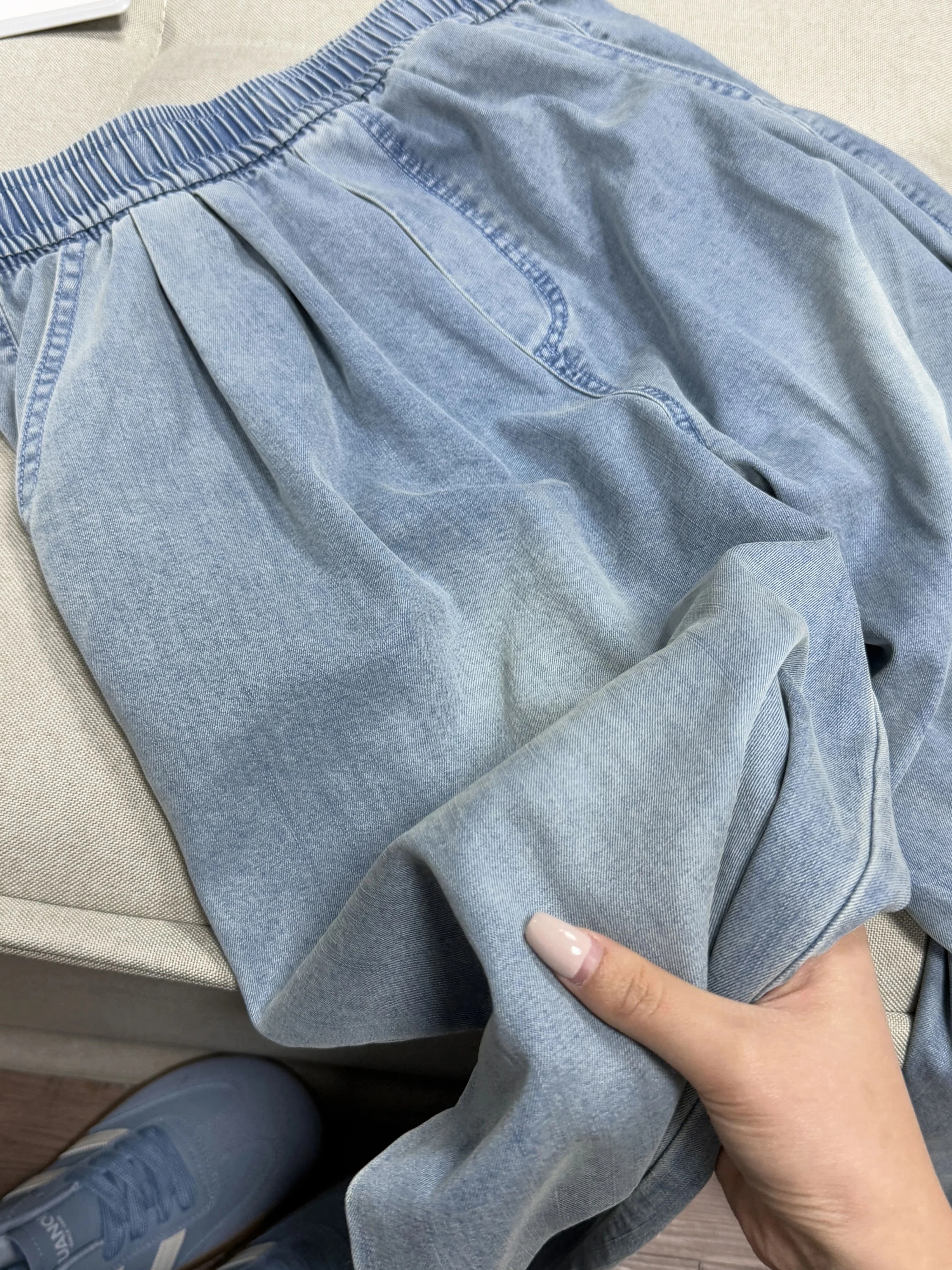 Light Blue Silk Lightweight Denim Pants Women Summer Super Soft Drape Thin Straight Elastic Waist Loose Wide Leg Jeans
Light Blue Silk Lightweight Denim Pants Women Summer Super Soft Drape Thin Straight Elastic Waist Loose Wide Leg Jeans