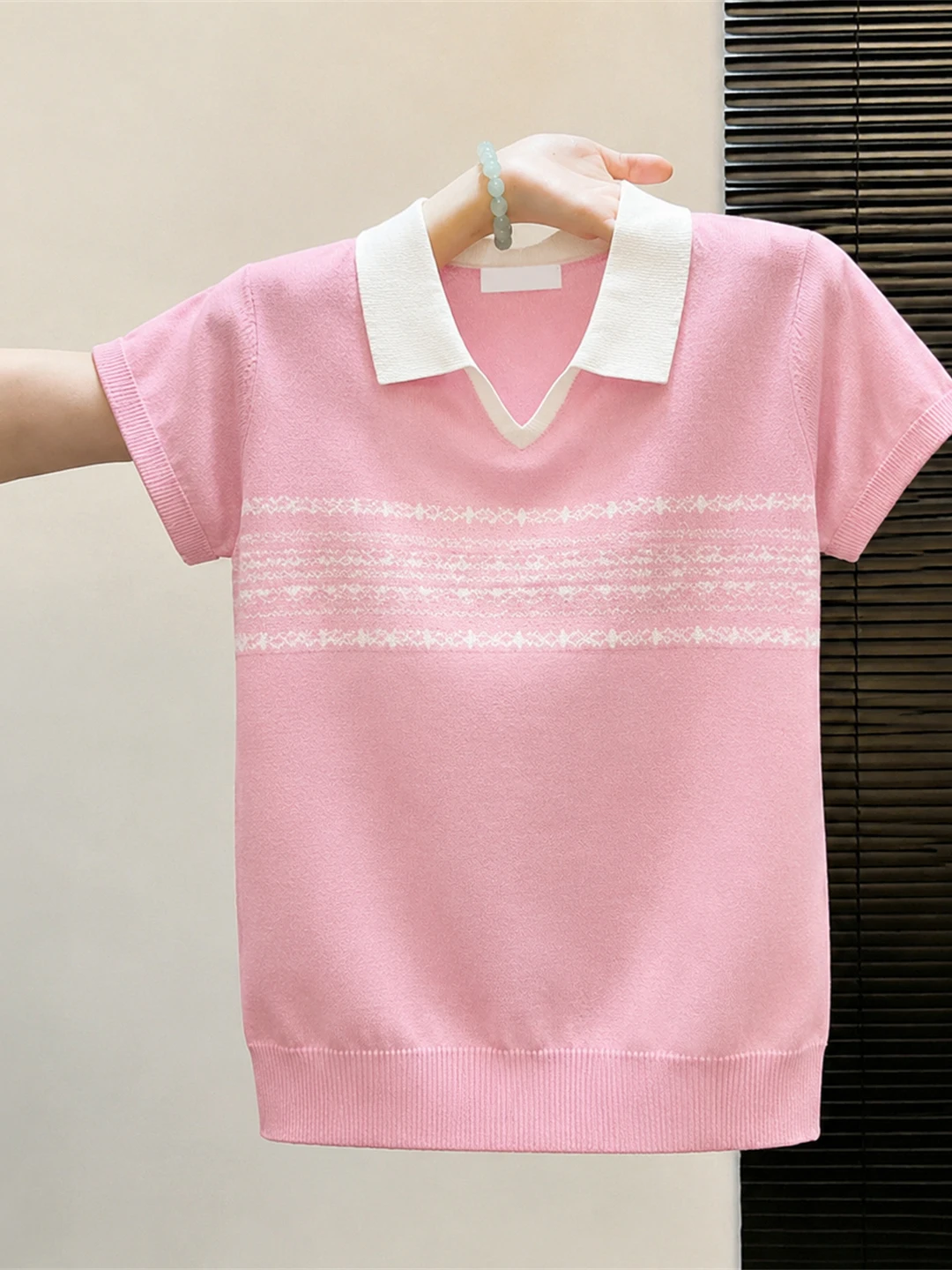 Summer 2026 Neck Color Block Design Short Sleeve Commuter Style Versatile Knitted Top Korean Version Fashionable Silk Shirt
Summer 2026 Neck Color Block Design Short Sleeve Commuter Style Versatile Knitted Top Korean Version Fashionable Silk Shirt