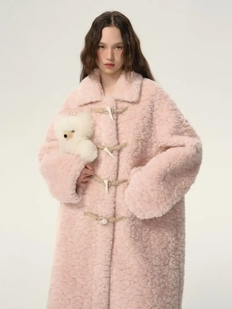 Женское зимнее пальто, верхняя одежда, длинный плюшевый воротник с мишкой, милое милое шерстяное пальто из овечьей шерсти с рогом на пуговицах, теплая зимняя женская куртка
Женское зимнее пальто, верхняя одежда, длинный плюшевый воротник с мишкой, милое милое шерстяное пальто из овечьей шерсти с рогом на пуговицах, теплая зимняя женская куртка