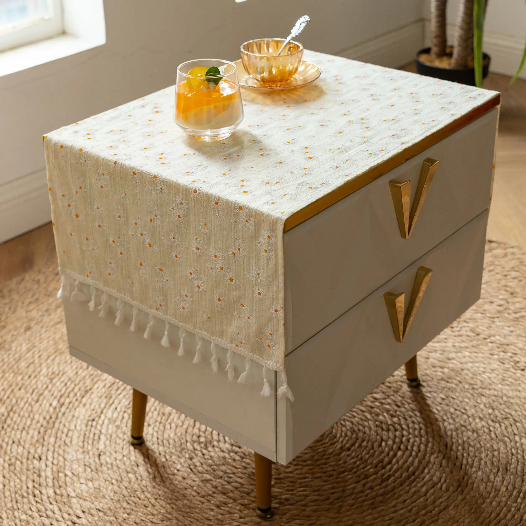 Japanese-style Ins Table Runner with Tassels Small Daisy-shaped Storage Bedside Table Cover Refrigerator Piano Dust Cover Cloth
Japanese-style Ins Table Runner with Tassels Small Daisy-shaped Storage Bedside Table Cover Refrigerator Piano Dust Cover Cloth
