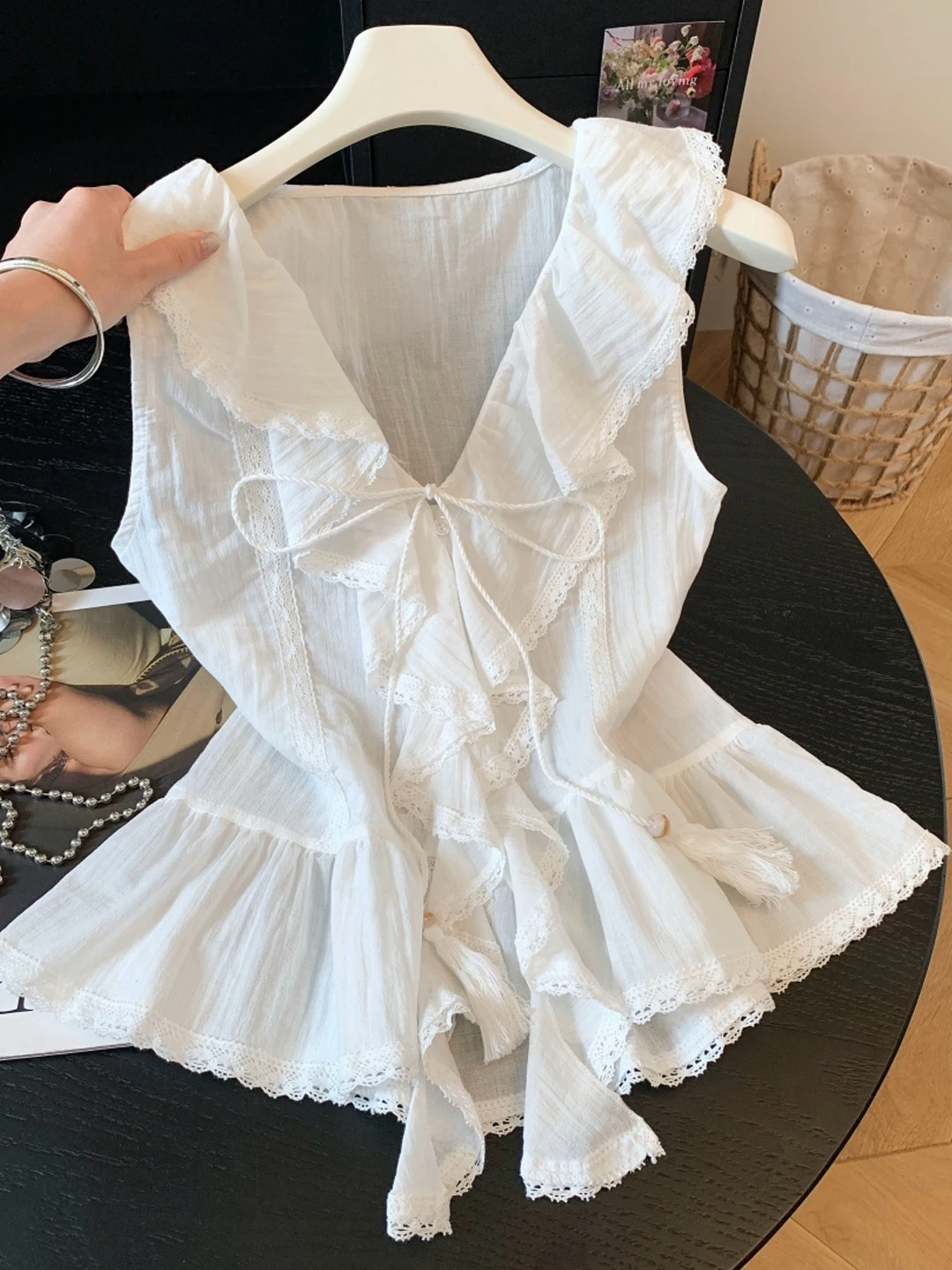 Elegant V-neck Ruffle Sleeveless Shirt Women's Summer New Style Slimming Fashionable Top French Style Short Length Pure Color
Elegant V-neck Ruffle Sleeveless Shirt Women's Summer New Style Slimming Fashionable Top French Style Short Length Pure Color