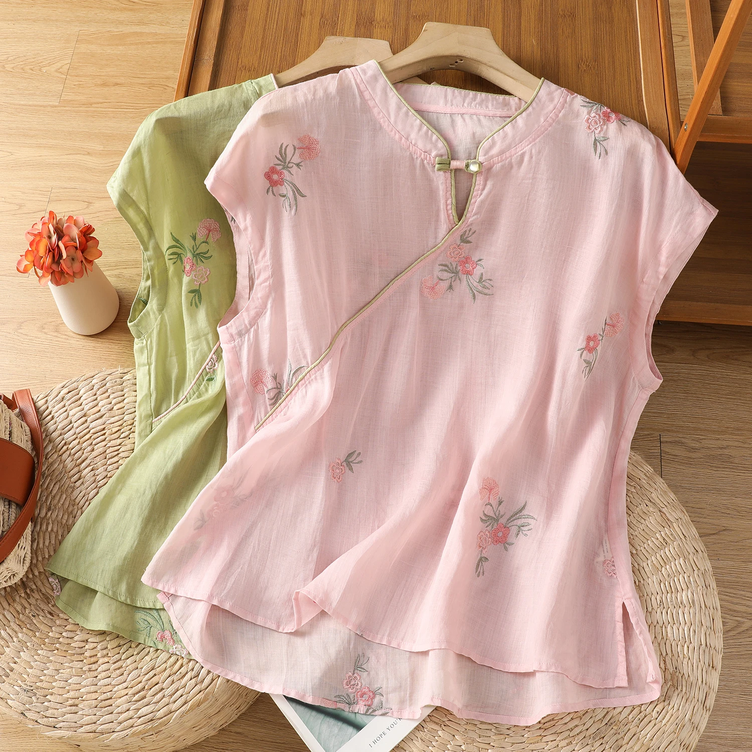 New Chinese Style Summer Thin Cotton Linen Embroidery Sleeveless Shirt Women's Qipao Top Buttoned Retro Shirt Commute Style
New Chinese Style Summer Thin Cotton Linen Embroidery Sleeveless Shirt Women's Qipao Top Buttoned Retro Shirt Commute Style