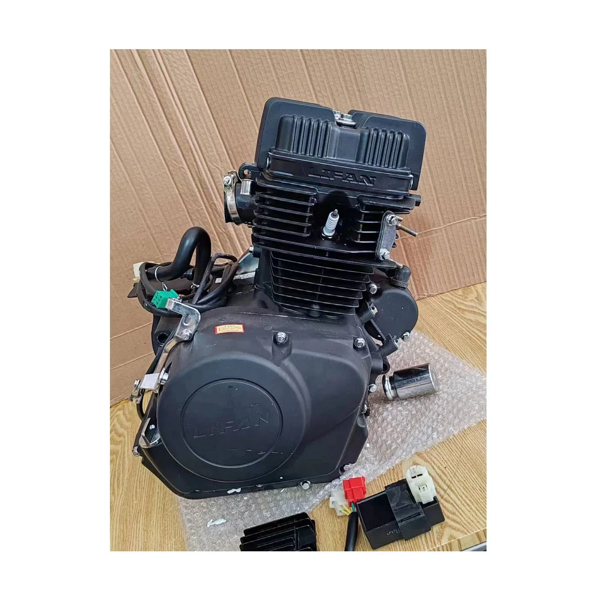 CQHZJ Wholesale Motorcycle Air-cooled Dual Cylinder Lifan Universal Engine 200CC
CQHZJ Wholesale Motorcycle Air-cooled Dual Cylinder Lifan Universal Engine 200CC