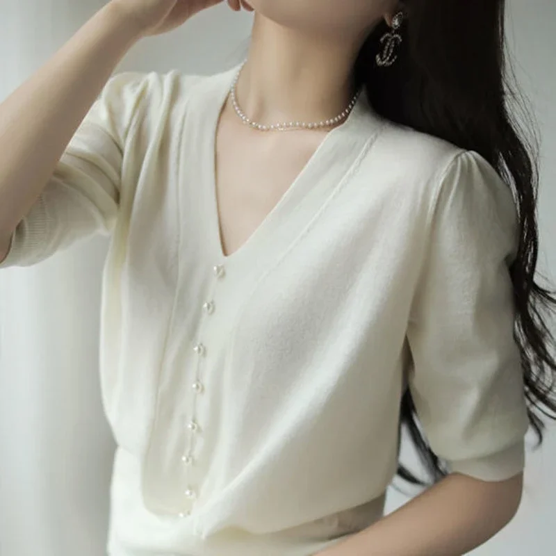 White Bead Knit Shirt V-neck Short Sleeve Blouse 2025 Korean Style Casual Shirt for Female Professional Elegant OL Clothing D367
White Bead Knit Shirt V-neck Short Sleeve Blouse 2025 Korean Style Casual Shirt for Female Professional Elegant OL Clothing D367