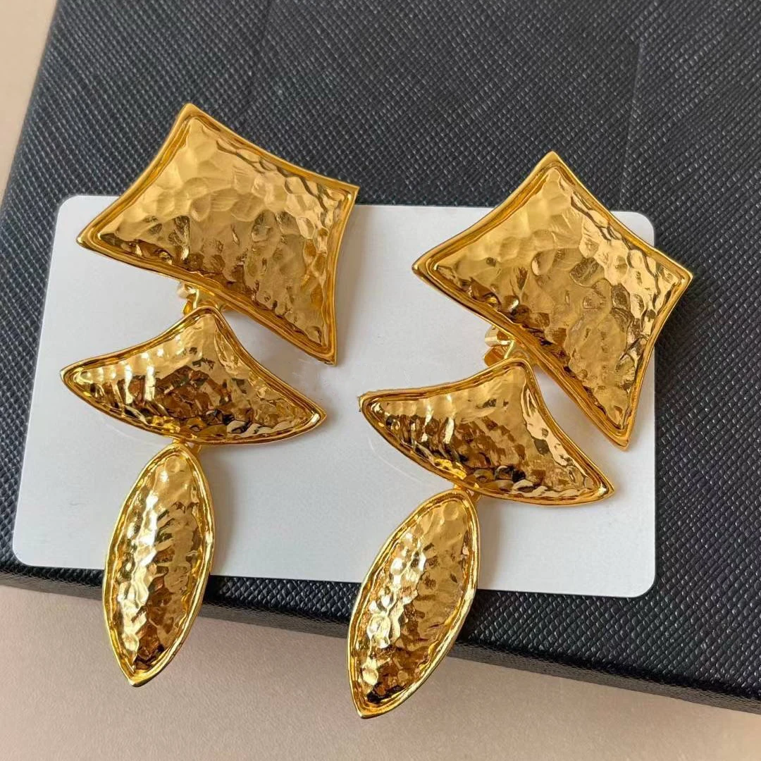 Винтажные ювелирные изделия, латунные позолоченные геометрические серьги-подвески, клипсы для ушей, женские роскошные ювелирные изделия в Европе и Америке
Винтажные ювелирные изделия, латунные позолоченные геометрические серьги-подвески, клипсы для ушей, женские роскошные ювелирные изделия в Европе и Америке