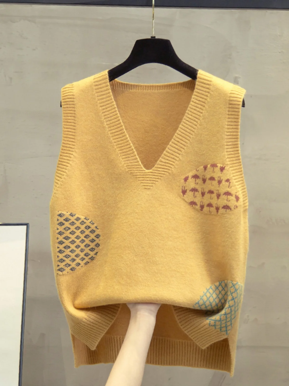 Women's V-Neck Knitted Vest Loose Top Trendy Outerwear Sweater Shoulder Pad Autumn Winter New Arrival Commute Style Pure Color
Women's V-Neck Knitted Vest Loose Top Trendy Outerwear Sweater Shoulder Pad Autumn Winter New Arrival Commute Style Pure Color