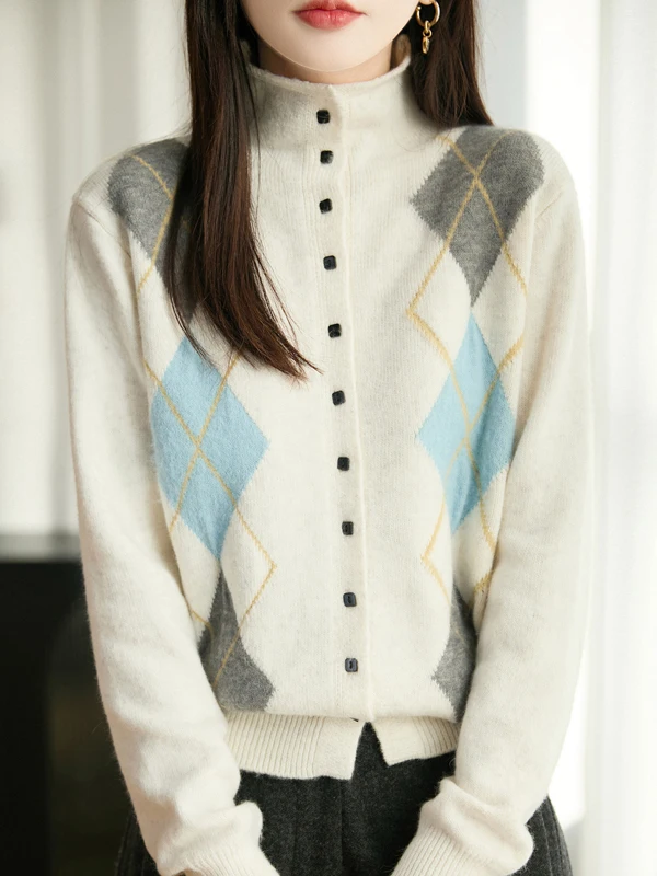 Classic Preppy Knitted Cardigan Women's High Collar Button Sweater Outerwear Diamond Pattern Retro Teenage Sle Anti-Aging Top
Classic Preppy Knitted Cardigan Women's High Collar Button Sweater Outerwear Diamond Pattern Retro Teenage Sle Anti-Aging Top
