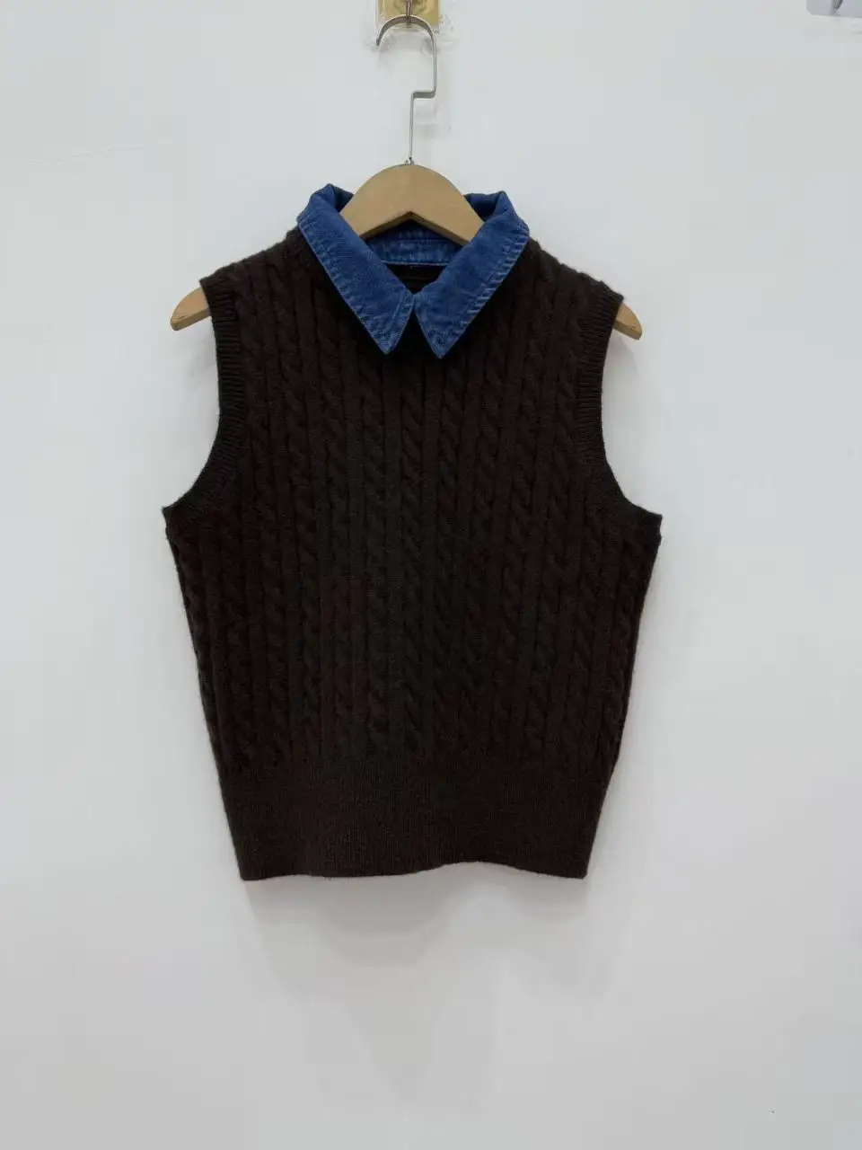 Women Twisted Knitted Vest Denim Stitching Turn-down Collar Sleeveless Fashion Female Sweater
Women Twisted Knitted Vest Denim Stitching Turn-down Collar Sleeveless Fashion Female Sweater
