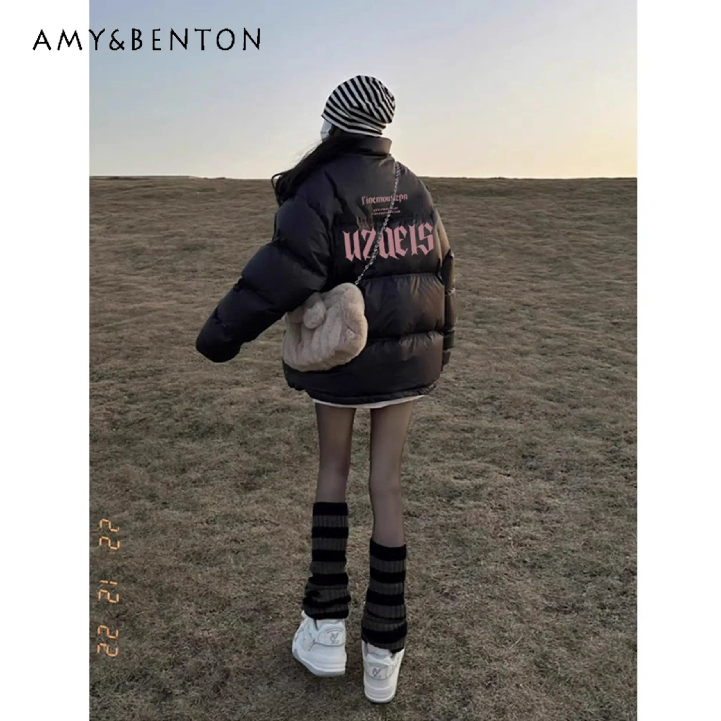 Winter American Style Women's Letter Print Black Pink Off-White Stand Collar Long Sleeve White Thickened Duck Down Jacket
Winter American Style Women's Letter Print Black Pink Off-White Stand Collar Long Sleeve White Thickened Duck Down Jacket