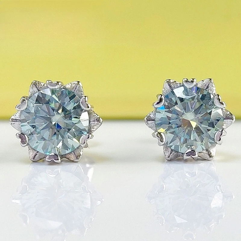 1Pair 0.5/1/2/3Carat Light Blue Synthetic Moissanite Snowflake Earrings, Simple Design, Suitable for Both Men and Women.
1Pair 0.5/1/2/3Carat Light Blue Synthetic Moissanite Snowflake Earrings, Simple Design, Suitable for Both Men and Women.