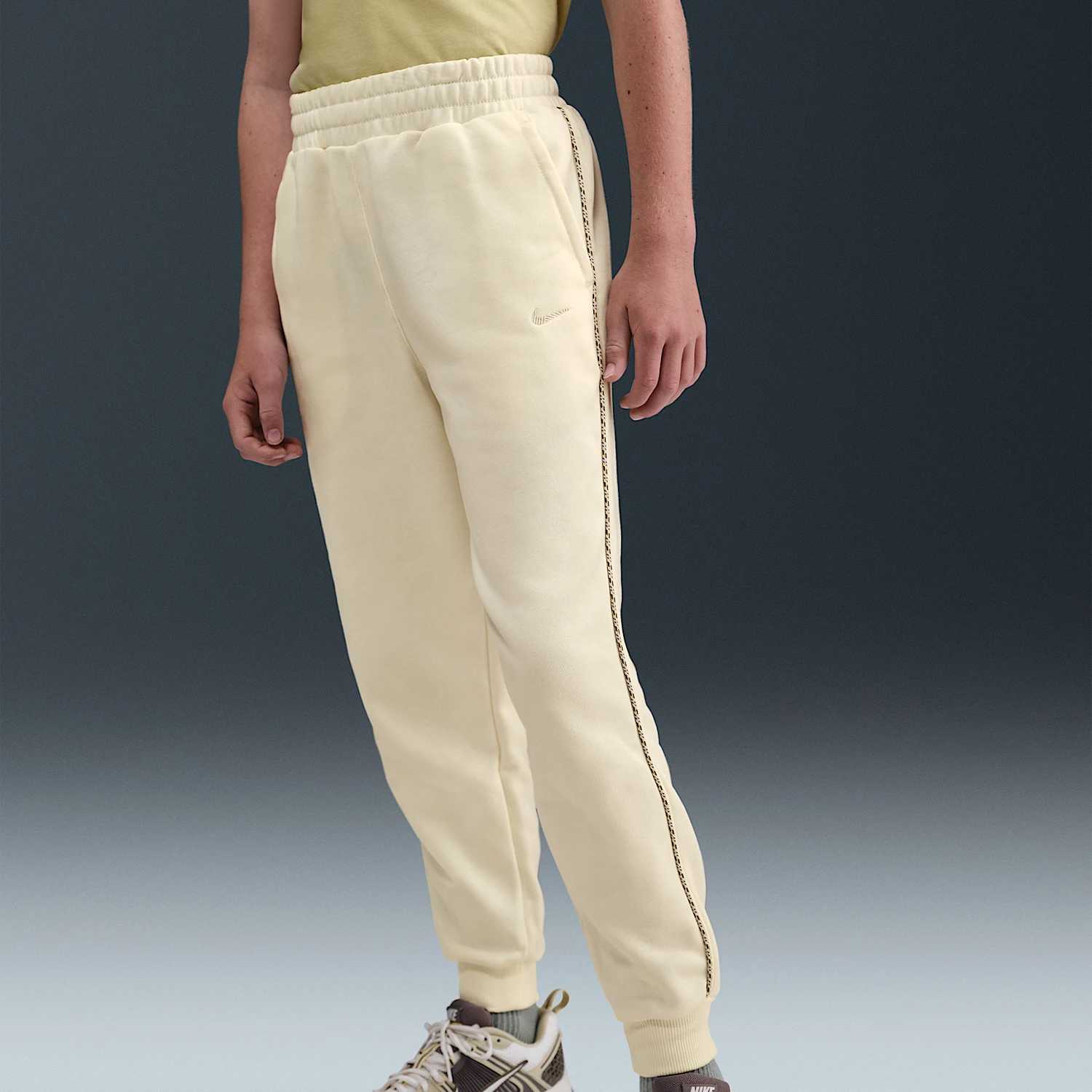 Детские трикотажные брюки Nike Authentic Sportswear на шнурке для отдыха HQ9328-047
Детские трикотажные брюки Nike Authentic Sportswear на шнурке для отдыха HQ9328-047