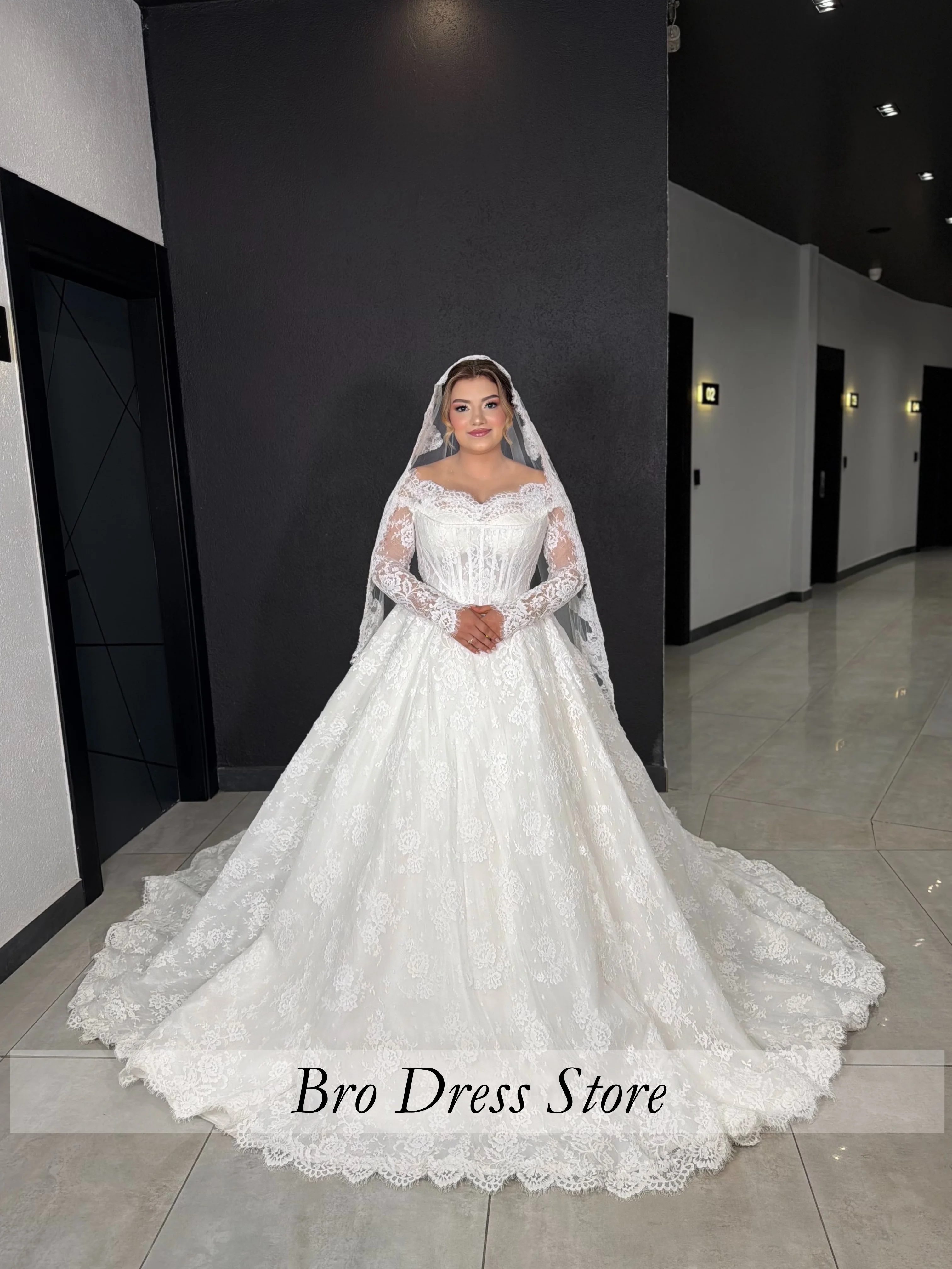 Customized Ball Gown Wedding Dress Off Shoulder Long Sleeve Lace Applique Bridal Gown Princess Court Train Vestido De Noiva
Customized Ball Gown Wedding Dress Off Shoulder Long Sleeve Lace Applique Bridal Gown Princess Court Train Vestido De Noiva