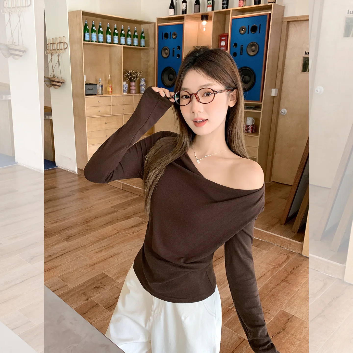 Сексуальный укороченный топ с открытыми плечами, женская футболка кофейного цвета, корейская облегающая повседневная женская футболка из ткани Thiened
Сексуальный укороченный топ с открытыми плечами, женская футболка кофейного цвета, корейская облегающая повседневная женская футболка из ткани Thiened