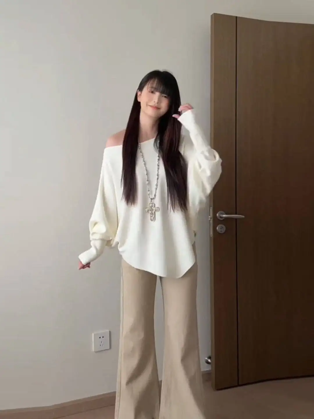 Корейский вязаный топ с рукавами «летучая мышь» и длинными рукавами, асимметричный, свободный, стройнящий, для женщин, весна 2026, новинка
Корейский вязаный топ с рукавами «летучая мышь» и длинными рукавами, асимметричный, свободный, стройнящий, для женщин, весна 2026, новинка