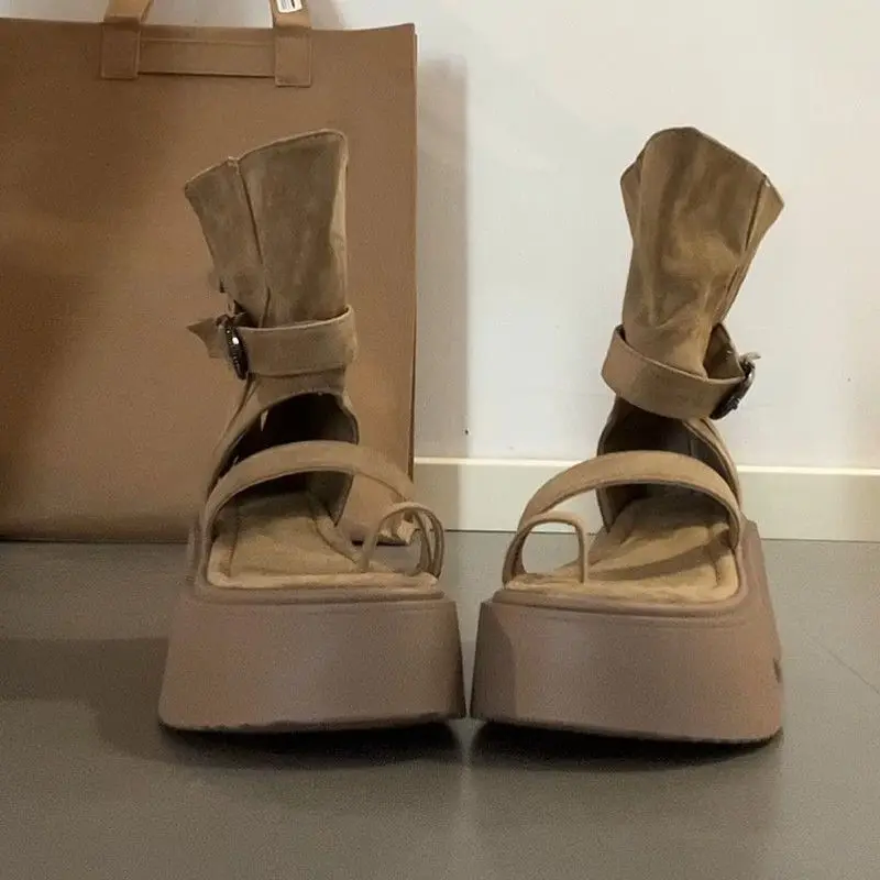 2026 Summer New Women Thick Sole Heightening Platform Sandals Trendy Clip Roman Style Soft Sole Beach Shoes Versatile Footwear
2026 Summer New Women Thick Sole Heightening Platform Sandals Trendy Clip Roman Style Soft Sole Beach Shoes Versatile Footwear