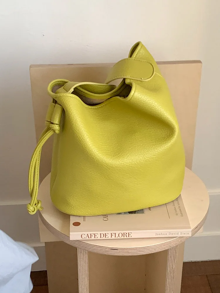 Women's PU Leather Bucket Bags New Large Capacity Commuting One Shoulder Bags Korean Edition Simple Solid Color Composite Pack
Women's PU Leather Bucket Bags New Large Capacity Commuting One Shoulder Bags Korean Edition Simple Solid Color Composite Pack