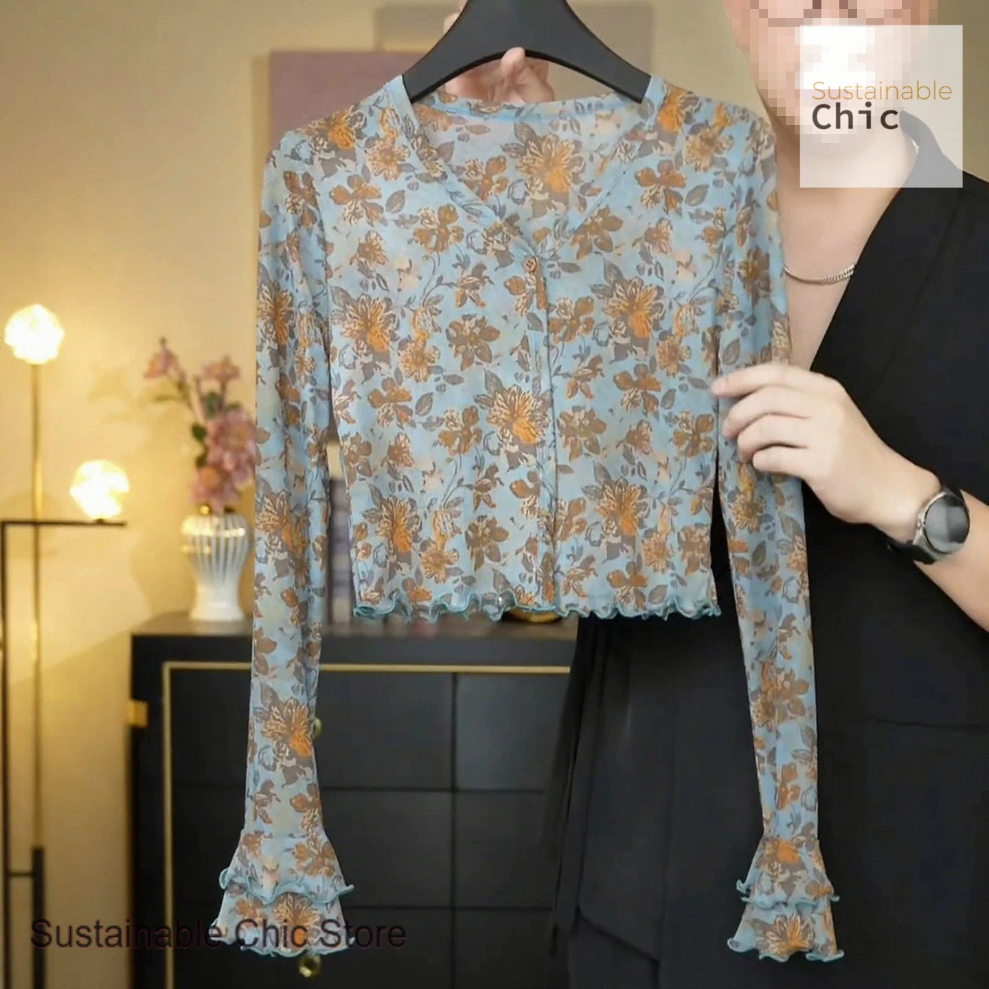 French style, fashion, high sense of temperament, printed trumpet sleeve T-shirt, new V-neck long-sleeved shirt in early autumn.
French style, fashion, high sense of temperament, printed trumpet sleeve T-shirt, new V-neck long-sleeved shirt in early autumn.
