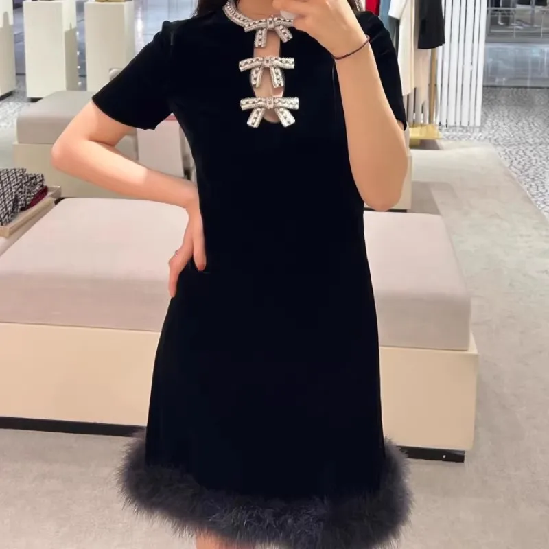 2026 New Spring Summer Women Retro Velvet Dress Fashion Diamonds Bow Hollow Patchwork Feather Black Dress
2026 New Spring Summer Women Retro Velvet Dress Fashion Diamonds Bow Hollow Patchwork Feather Black Dress