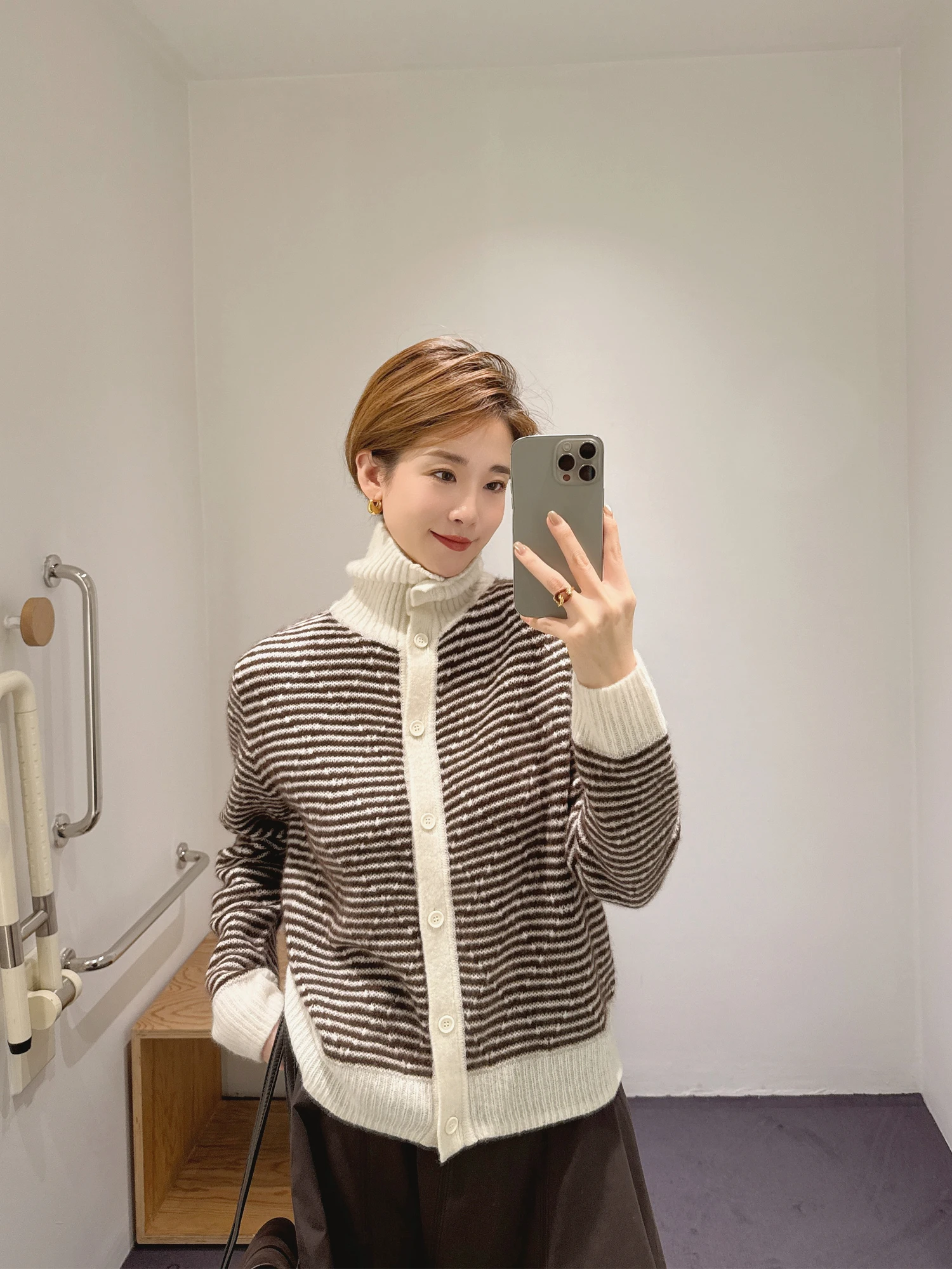 Spring 2026 High Quali Camere Silk Women's Knitted Open Cardigan Soft Classic Stripe Loose Fit Long Sve Button up Top
Spring 2026 High Quali Camere Silk Women's Knitted Open Cardigan Soft Classic Stripe Loose Fit Long Sve Button up Top