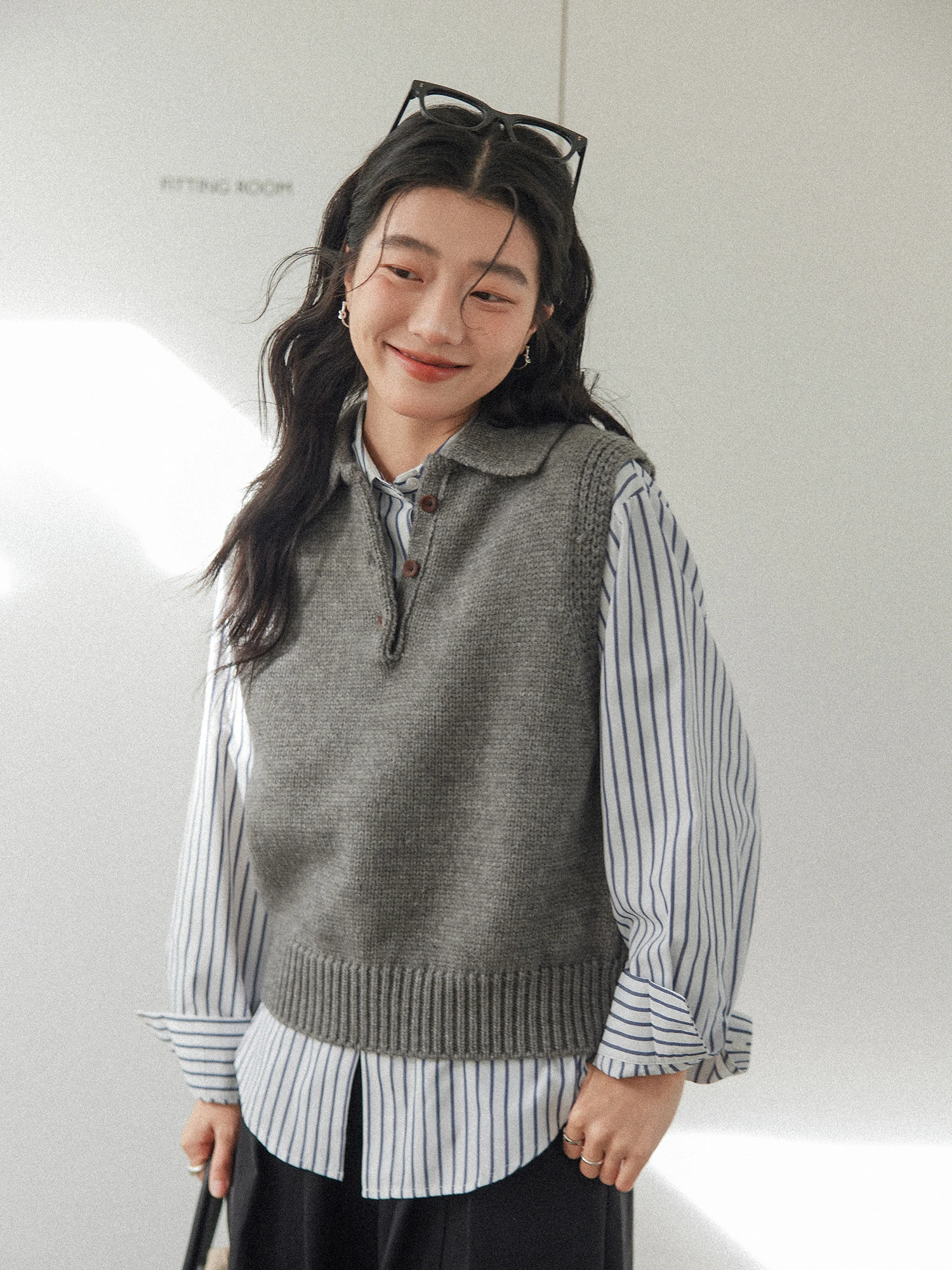 Вязаный жилет с воротником для женщин, весна 2026, новинка, корейский стиль, многослойный, для ношения поверх одежды, повседневный, свободный крой, стандартная длина
Вязаный жилет с воротником для женщин, весна 2026, новинка, корейский стиль, многослойный, для ношения поверх одежды, повседневный, свободный крой, стандартная длина