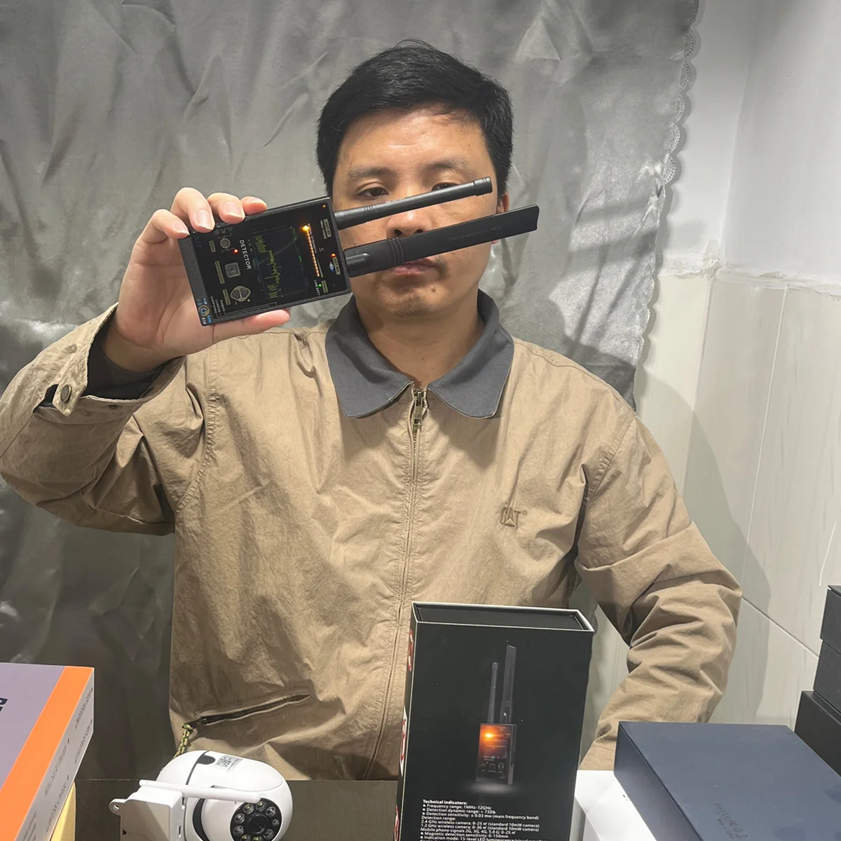 Детектор скрытых устройств ANTERI – обнаружение GPS-трекеров, беспроводных шпионских камер и подслушивающих устройств, с визуализацией волновой формы и звуковой сигнализацией
Детектор скрытых устройств ANTERI – обнаружение GPS-трекеров, беспроводных шпионских камер и подслушивающих устройств, с визуализацией волновой формы и звуковой сигнализацией