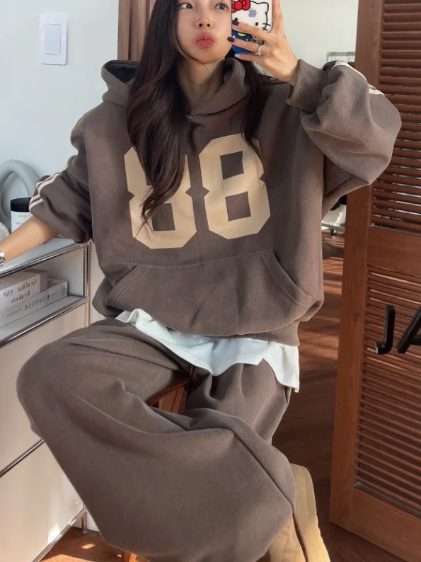 Женская толстовка с капюшоном Jaet, теплый комплект с длинными брюками с цифровым принтом, осень-зима, повседневный свободный крой, ансамбль Faion
Женская толстовка с капюшоном Jaet, теплый комплект с длинными брюками с цифровым принтом, осень-зима, повседневный свободный крой, ансамбль Faion