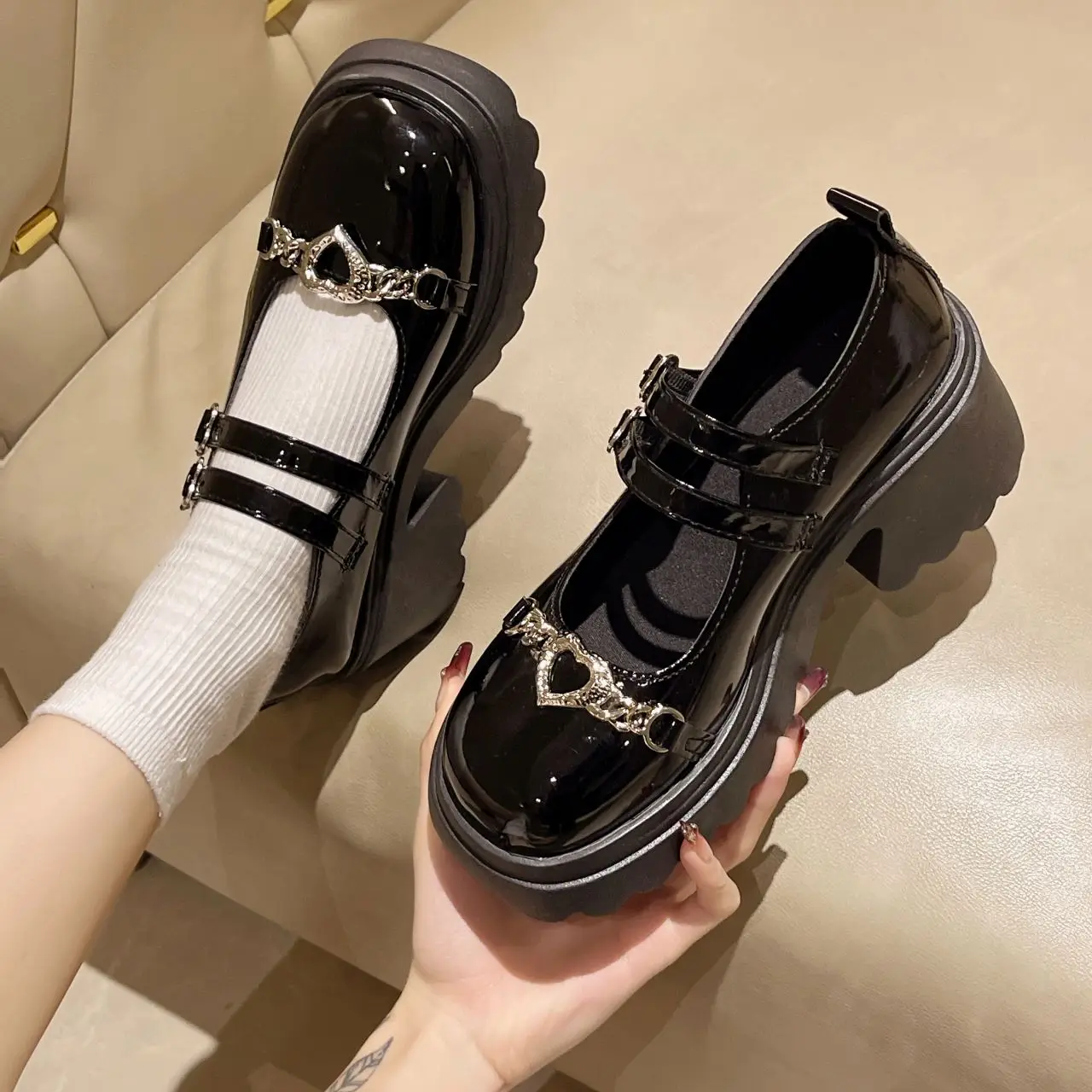 2026 New Women Mary Jane Shoes Gothic Dark Academia Platform Chunky Heel Heart Buckle Loafers Height Increasing Leather Shoes
2026 New Women Mary Jane Shoes Gothic Dark Academia Platform Chunky Heel Heart Buckle Loafers Height Increasing Leather Shoes