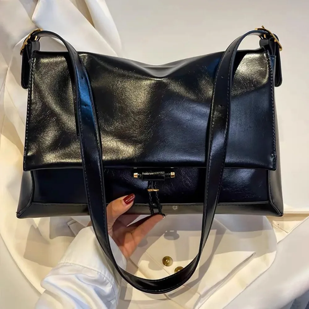 Large Capacity Glossy Oil Wax Cowhide Leather Bag Niche Commuting Versatile Simple Fashion Advanced Casual Daily Relaxation
Large Capacity Glossy Oil Wax Cowhide Leather Bag Niche Commuting Versatile Simple Fashion Advanced Casual Daily Relaxation