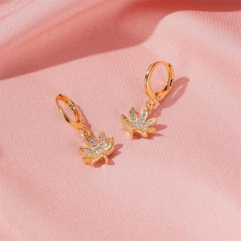 Maple Leaf Earrings Female Personality Temperament Design Creative Leaf Ear Buckle Jewelry Female 2024 Aretes Diamond-encrusted
Maple Leaf Earrings Female Personality Temperament Design Creative Leaf Ear Buckle Jewelry Female 2024 Aretes Diamond-encrusted