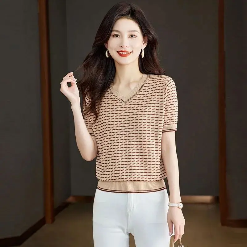 Short-sleeved Mother Knitted Top Thin Style Simple Style Commuting Beautiful Generous Fashionable Short-sleeved
Short-sleeved Mother Knitted Top Thin Style Simple Style Commuting Beautiful Generous Fashionable Short-sleeved