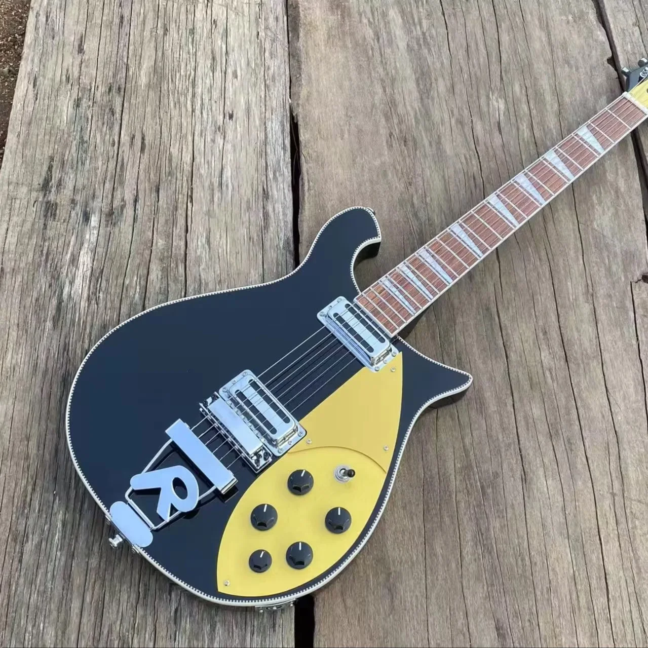 660 6 String Electric Guitar Black Color Guitarra, Gold Pickguard, R Shaped Tailpiece, Checkerboard Binding
660 6 String Electric Guitar Black Color Guitarra, Gold Pickguard, R Shaped Tailpiece, Checkerboard Binding