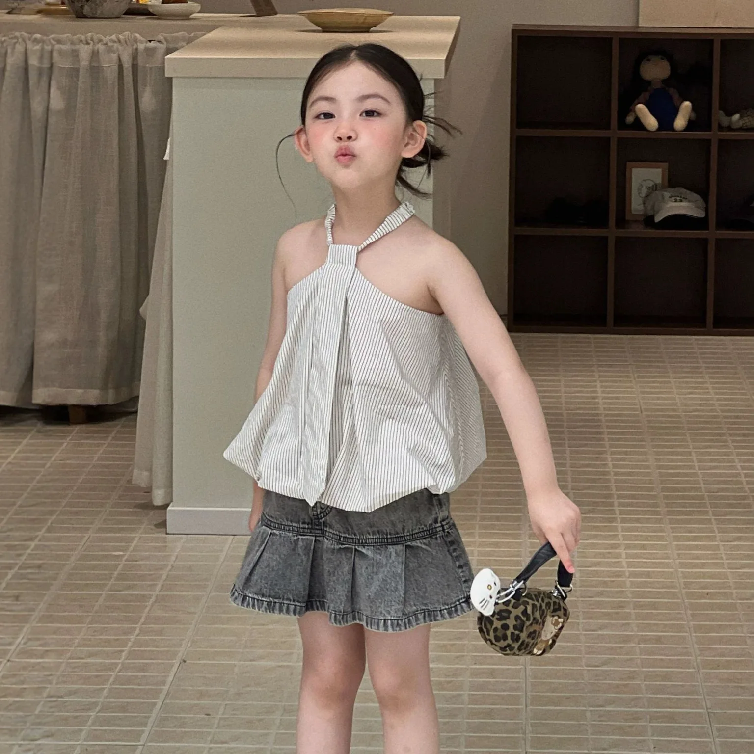 Girls' 2026 Summer New Korean Version Forest Style Strap Top Casual denim Skirt Pants Stylish Two Piece Set
Girls' 2026 Summer New Korean Version Forest Style Strap Top Casual denim Skirt Pants Stylish Two Piece Set