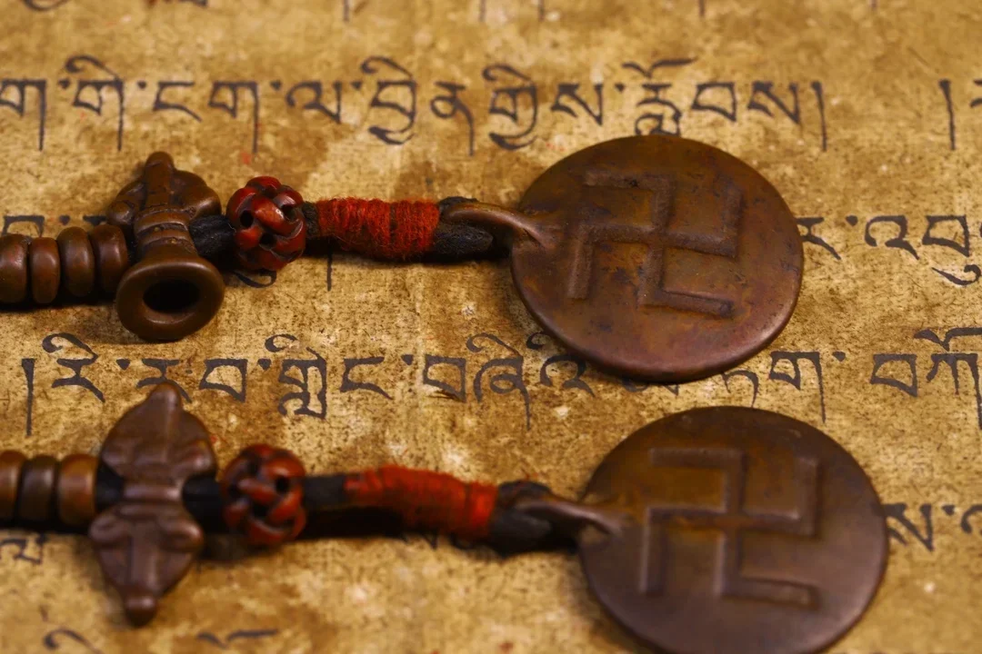 5"Tibetan Temple Collection Old Bronze Cinnabar Buddha Bead Vajra Necklace Buddhist Counter Pendant Amulet Dharma Town house
5"Tibetan Temple Collection Old Bronze Cinnabar Buddha Bead Vajra Necklace Buddhist Counter Pendant Amulet Dharma Town house
