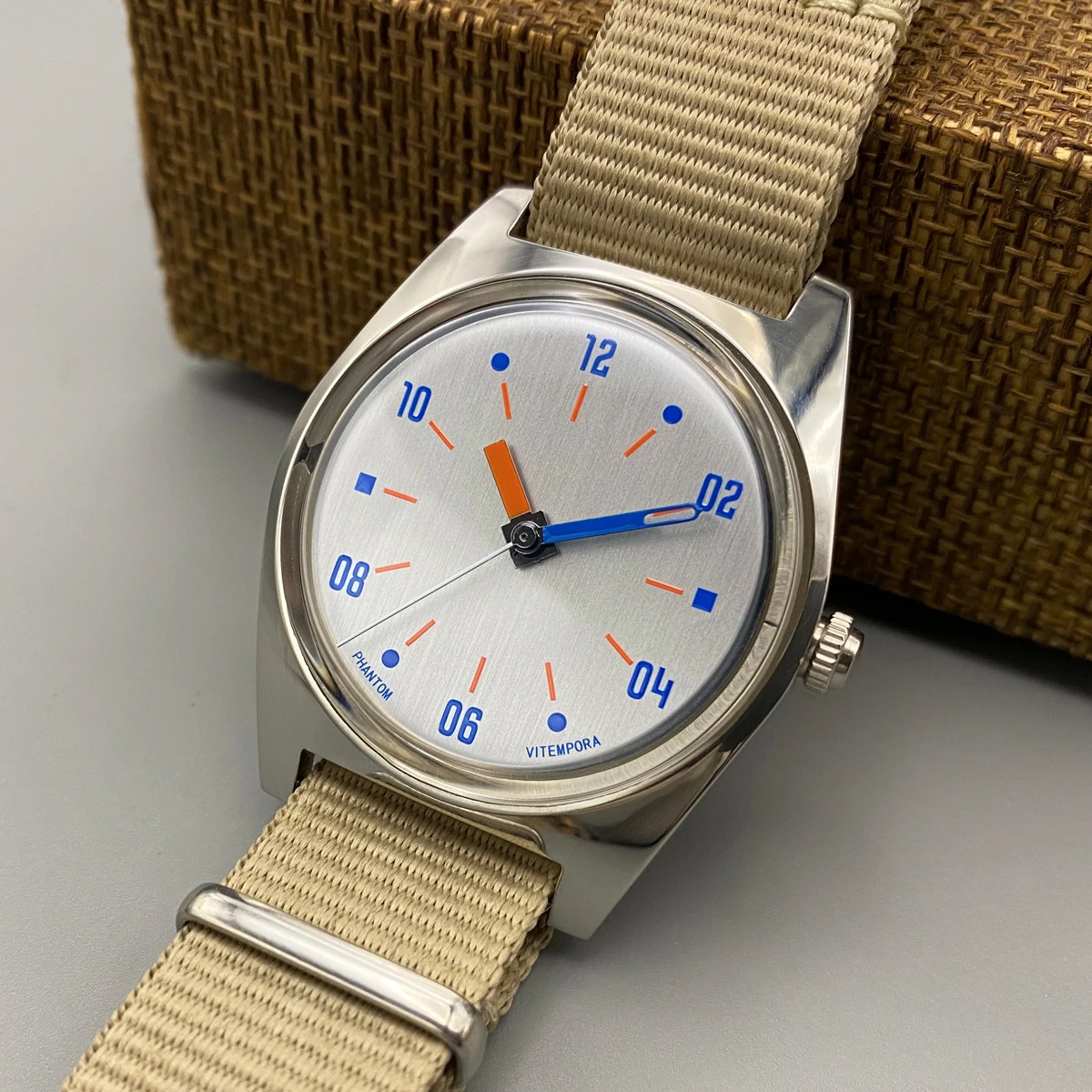 Phantom Couple Style Watch 7120 - Manual winding mechanical men's watch, 36mm retro business style, classic and simple design
Phantom Couple Style Watch 7120 - Manual winding mechanical men's watch, 36mm retro business style, classic and simple design