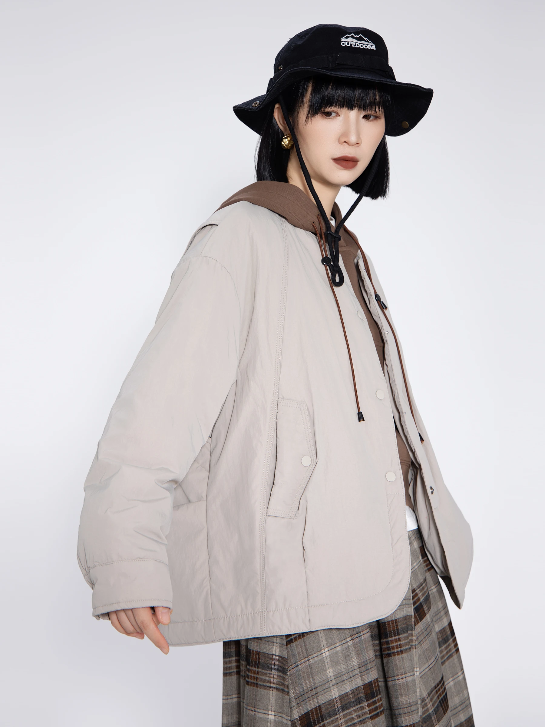 Женское зимнее пальто из 100% шерсти и хлопка, свободного кроя, с круглым вырезом, черное, утепленное, с длинными рукавами, в уличном стиле, повседневное
Женское зимнее пальто из 100% шерсти и хлопка, свободного кроя, с круглым вырезом, черное, утепленное, с длинными рукавами, в уличном стиле, повседневное