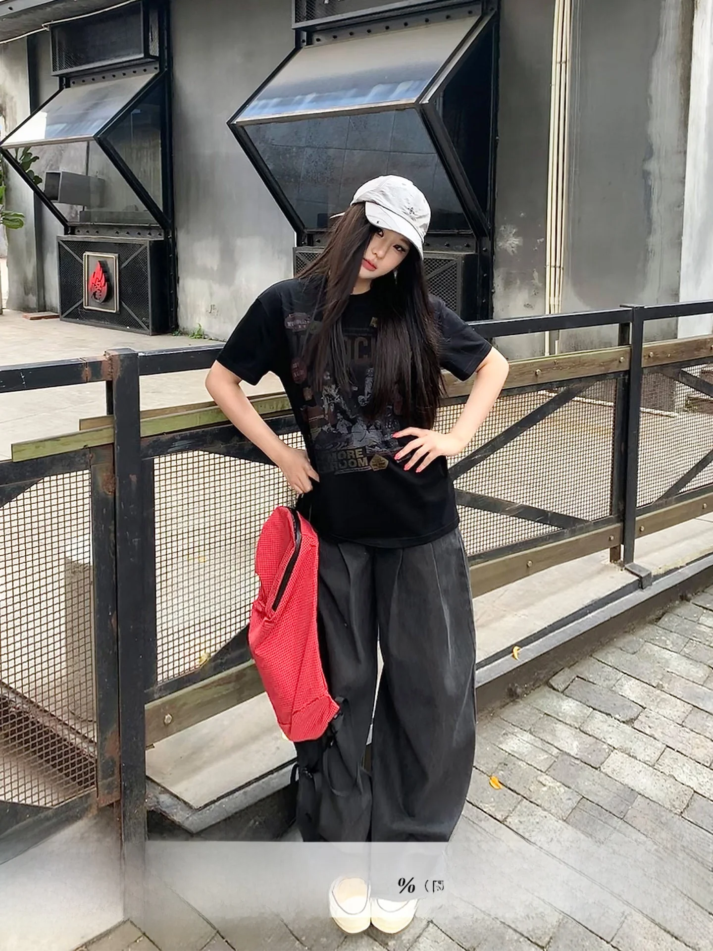 Washed American Retro Pleated Denim Jeans Women Loose Slimming Floor-Length Pants Spring Design Casual Straight Leg Trousers
Washed American Retro Pleated Denim Jeans Women Loose Slimming Floor-Length Pants Spring Design Casual Straight Leg Trousers