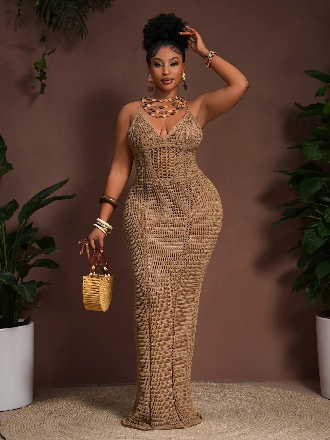 Вязаное макси-платье цвета хаки с V-образным вырезом, ажурными вставками и прозрачными деталями
Вязаное макси-платье цвета хаки с V-образным вырезом, ажурными вставками и прозрачными деталями